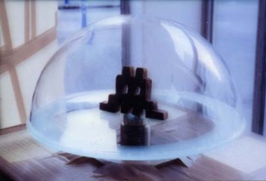 Een van de hoogtepunten van de tentoonstelling is het sculptuur van een invader gemaakt van Hasj! Na MAMAâ€™s uitnodiging om ook Rotterdam te infiltreren met 25 invaders in mozaÃ¯ek, werd zij op haar beurt gevraagd om dit provocatieve kunstwerk te produceren en te exposeren.