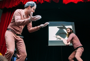 Doored, Sebasian Butt en Charlie Murray, Performance, Toronto, Double Double Land (2014). Foto: Yuula Benivolski. Copyright Doored.