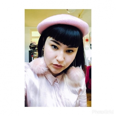 Manique Hendricks studeerde in 2015 af voor haar bachelor kunstgeschiedenis aan de Universiteit van Amsterdam met een scriptie en een tentoonstelling in 37PK, Platform voor Kunsten over post-internet kunst en de notie van auteurschap online. Momenteel volgt ze de master museumconservator aan de Universiteit van Amsterdam en werkt ze als projectmedewerker bij het Stedelijk Museum Amsterdam. Daarnaast is Manique werkzaam als freelance curator en maakt ze tentoonstellingen met Sugar Pop Institute.<br />